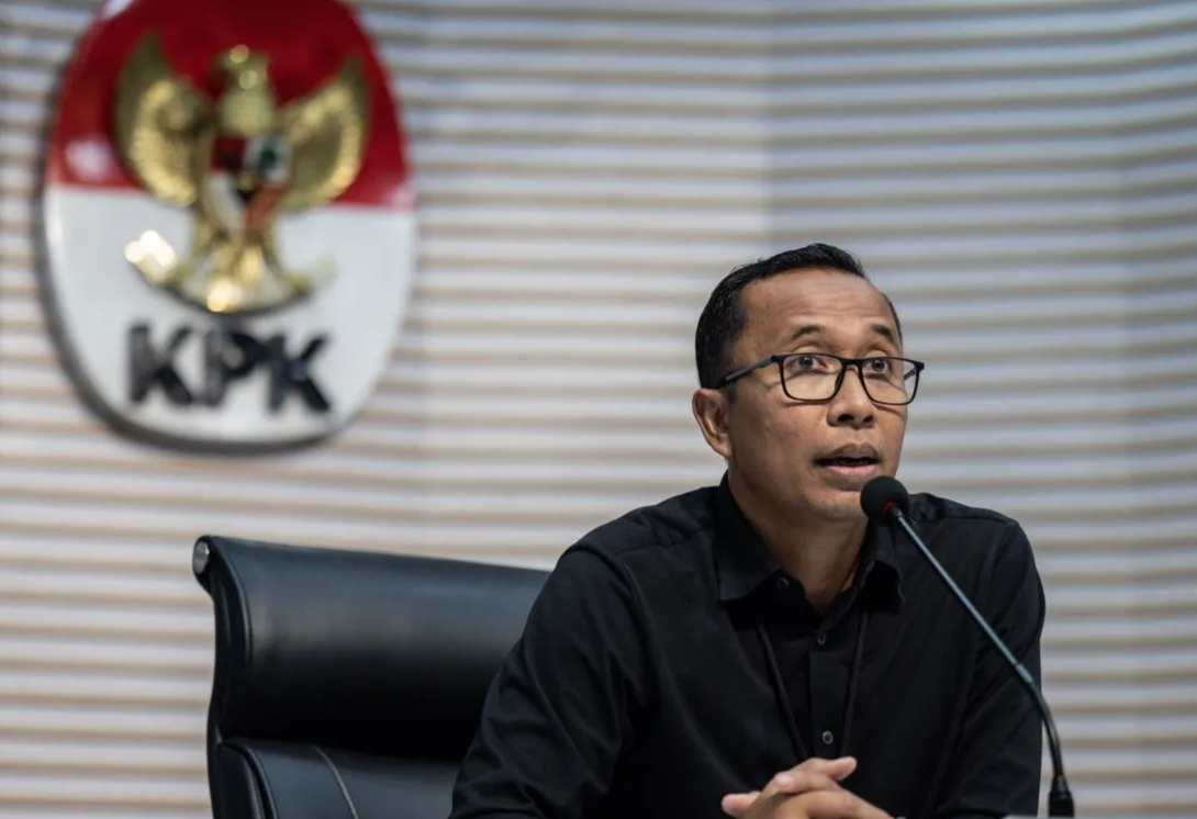 Image Credit Muhammad Adimaja/Antara - Plh. Direktur Penyidikan KPK Budi Sokmo Wibowo memberikan keterangan pers terkait penetapan tersangka dugaan tindak pidana korupsi pemberian fasilitas kredit oleh Lembaga Pembiayaan Ekspor Indonesia (LPEI) di Gedung KPK Merah Putih, Jakarta, Senin (3/3/2025).
