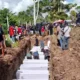 Image Credit Meirto Tangkepayang/Beritasatu - Suasana duka menyelimuti Distrik Dekai, Yahukimo, Papua, seusai 11 jenazah pendulang emas ilegal korban pembantaian oleh Kelompok Kriminal Bersenjata (KKB) dimakamkan secara massal pada Senin (14/4/2025). Pemakaman massal ini dilakukan setelah jenazah diserahkan kepada keluarga korban melalui Pemerintah Kabupaten Yahukimo.
