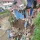 Hujan deras yang mengguyur Kota Bogor pada Selasa 15 April 2025 malam mengakibatkan longsor di tepi aliran Sungai Cipakancilan, Kampung Warung Bandrek, Kelurahan Bondongan, Kecamatan Bogor Selatan. (Beritasatu/Heru Yustanto)