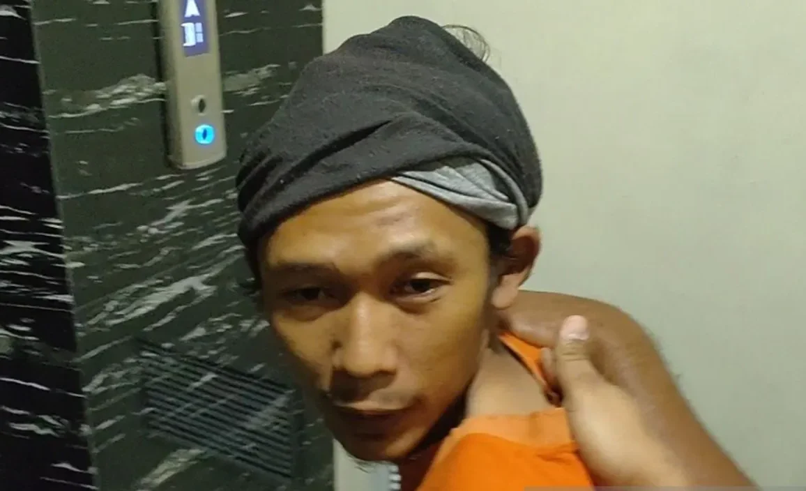 Image Credit Risky Syukur/Antara - Pria berinisial FA (31) yang membunuh ibu dan anak berinisial bernama Tjong Sioe Lan alias Ecin dan Eka Serlawati di Jalan Angke Barat, Tambora, Jakarta Barat digiring petugas usai jumpa pers di Jakarta, Kamis (13/3/2025).