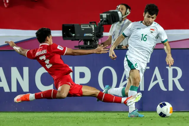 Pemain Timnas Indonesia U-23 Ivar Jenner berebut bola dengan pemain Timnas Irak U-23 Karar Mohammed pada pertandingan perebutan tempat ketiga Piala Asia U-23 2024 di Stadion Abdullah bin Khalifa, Kamis (2/5/2024). Foto: KARIM JAAFAR/AFP