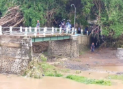 Wanita Hamil 9 Bulan Terisolasi Akibat Jembatan Putus di Probolinggo, Warga Bangun Jembatan Darurat