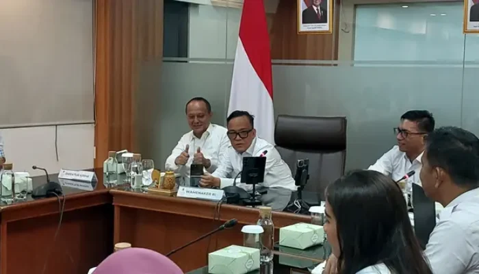 Wamenaker Desak BUMN Hentikan Praktik Penahanan Ijazah Karyawan, Ancam Segel Perusahaan