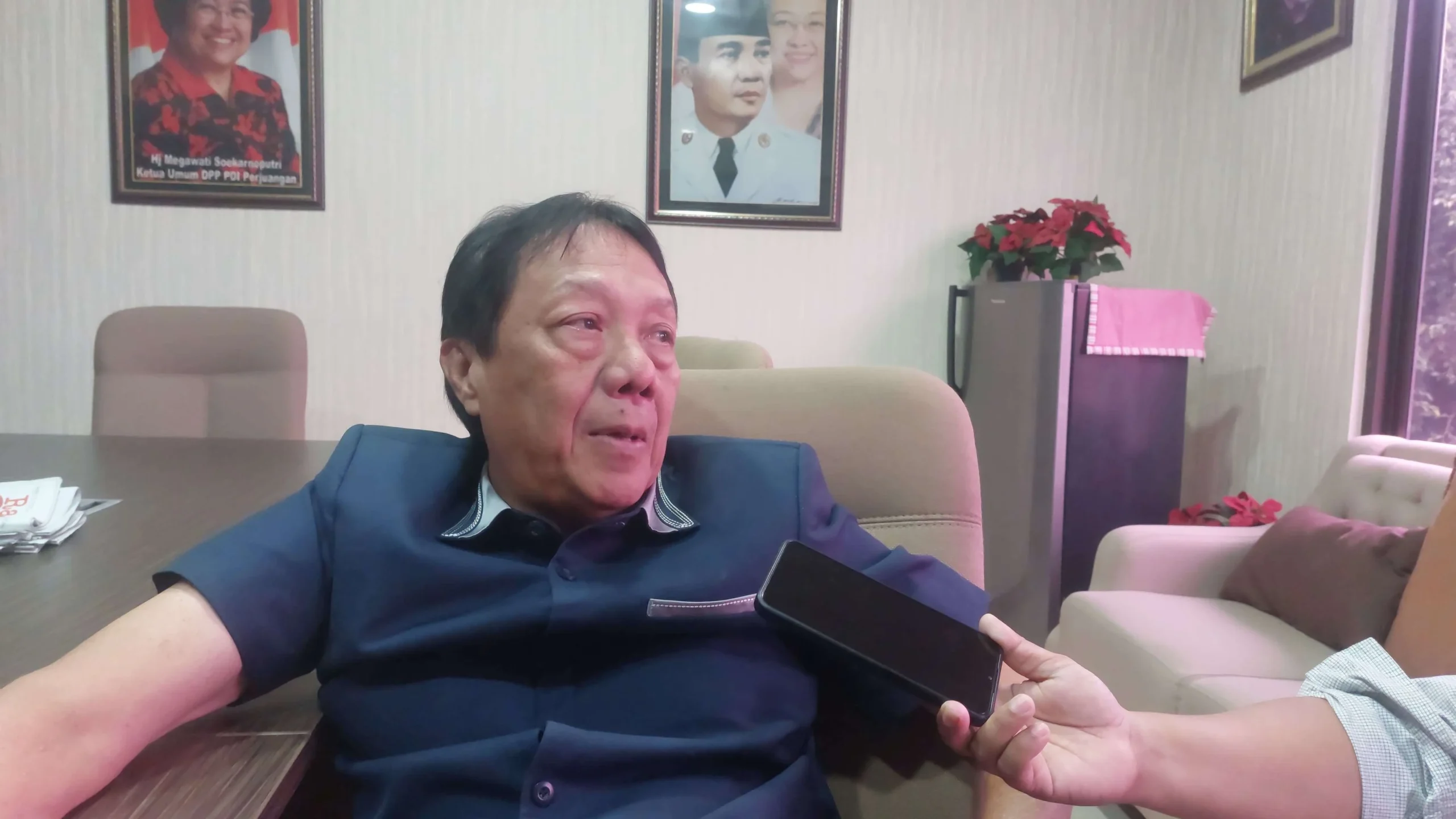 Anggota DPRD Kota Bekasi, Rudy Heryansyah saat diwawancarai RRI di ruang kerjannya. (Leny Kurniawati)