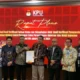 Image Credit Luthfi Humam/kumparan - Ketua KPU Jakarta, Wahyu Dinata memberikan berita acara pleno rekapitulasi verifikasi faktual terhadap pasangan calon independen gubernur dan wakil gubernur untuk Pilgub Jakarta, Dharma Pongrekun dan Kun Wardana di Kantor KPU Jakarta, Kamis (15/8).