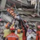 Image Credit AP - Anggota tim pencarian dan penyelamatan China memindahkan seorang korban dari gedung yang runtuh setelah gempa Myanmar di Mandalay, Senin, 31 Maret 2025.