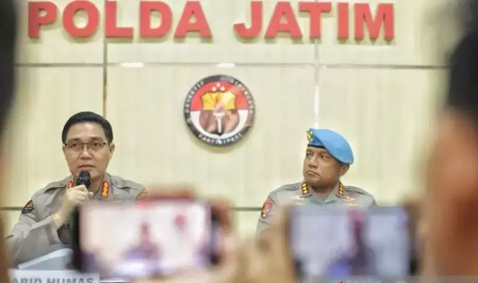 Kabid Humas Polda Jatim Kombes Pol Jules Abraham Abast (kiri) memberikan keterangan pers terkait pemecatan tidak dengan hormat (PTDH) Aiptu LC, polisi yang perkosa tahanan wanita di Pacitan. (Antara/Rizal Hanafi)