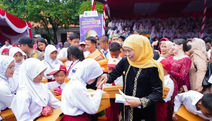Khofifah Luncurkan Bantuan Pendidikan Rp1 Juta bagi Siswa Tak Lolos Sekolah Negeri