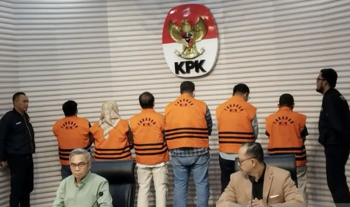 Image Credit Bagus Ahmad Rizaldi/Antara - Enam tersangka kasus korupsi suap proyek Kabupaten Ogan Komering Ulu dihadirkan saat konferensi pers di Gedung Merah Putih KPK, Jakarta, Minggu (16/3/2025).