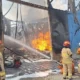 Petugas damkar berusaha memadamkan kebakaran gudang penyimpanan etanol di Jalan Tambak Langon, Asemrowo, Surabaya, Jawa Timur, Jumat 2 Mei 2025. (Beritasatu/Julianus Palermo)