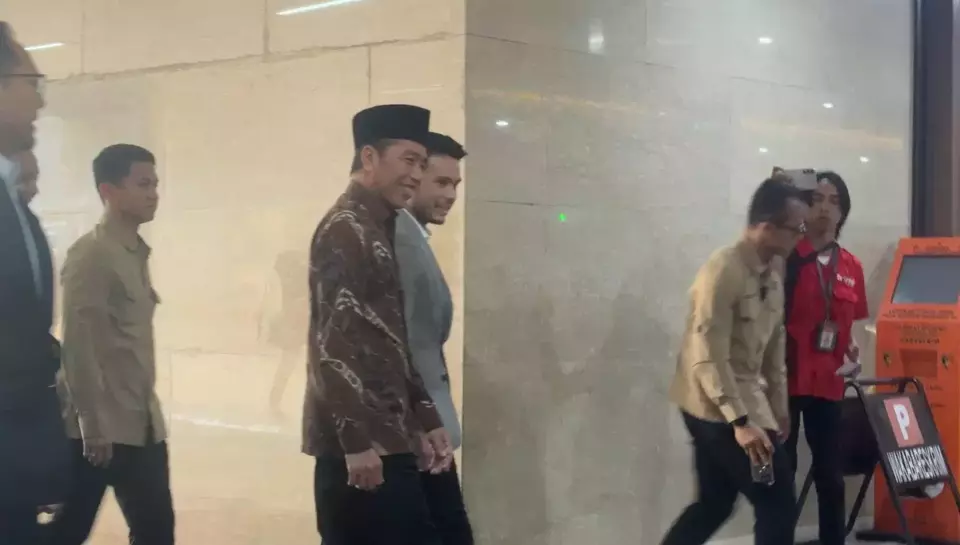 Presiden ke-7 Jokowi saat tiba di Bareskrim Polri untuk mengklarifikasi tuduhan soal ijazah palsu. (Beritasatu/Alfida Rizky Febriana)