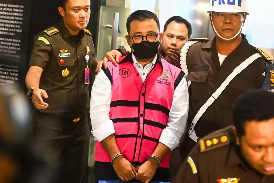 Image Credit Rivan Awal Lingga/Antara - Komisaris PT Navigator Khatulistiwa juga Komisaris PT Jenggala Maritim Dimas Werhaspati (tengah) ditahan setelah ditetapkan sebagai tersangka kasus dugaan korupsi tata kelola minyak mentah dan produk kilang PT Pertamina Subholding dan KKKS 2018-2023 di Kejagung, Jakarta, Selasa (25/2/2025).
