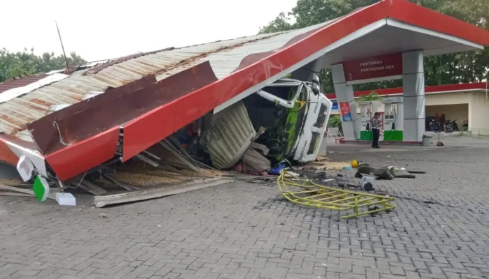 Truk Tronton Rem Blong, Tabrak SPBU di Ngawi
