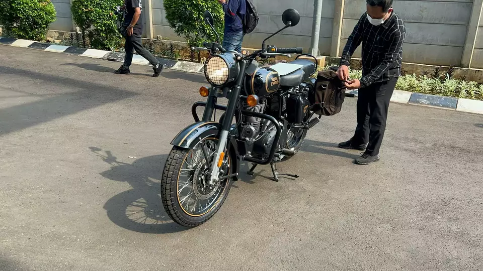 KPK resmi menyita sepeda motor mewah Royal Enfield Classic 500 Limited Edition milik mantan Gubernur Jawa Barat Ridwan Kamil. Motor tersebut kini telah dipindahkan ke Rumah Penyimpanan Benda Sitaan dan Barang Rampasan Negara (Rupbasan) KPK di Cawang, Jakarta. (Doc KPK)
