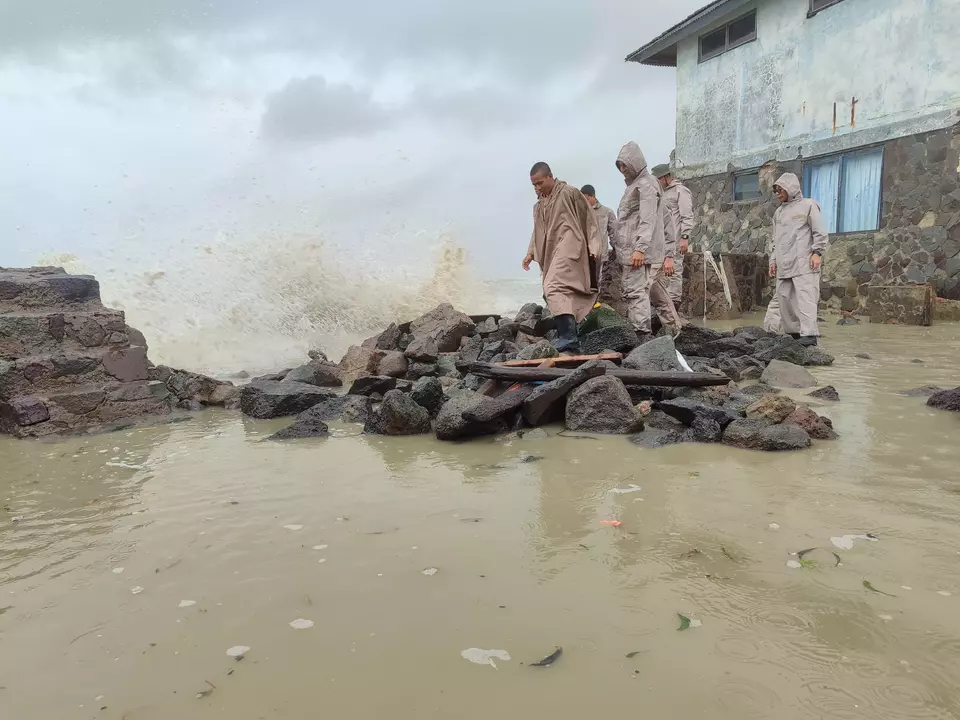 Image Credit Istimewa - Petugas kepolisian dari Polres Indramayu, menutup sementara tanggul yang jebol akibat dari hantaman gelombang ombak dipesisir laut utara di Desa Eretan Kulon, Kecamatan Kandanghaur, Kabupaten Indramayu, Jawa Barat, Rabu, 29 Januari 2025.