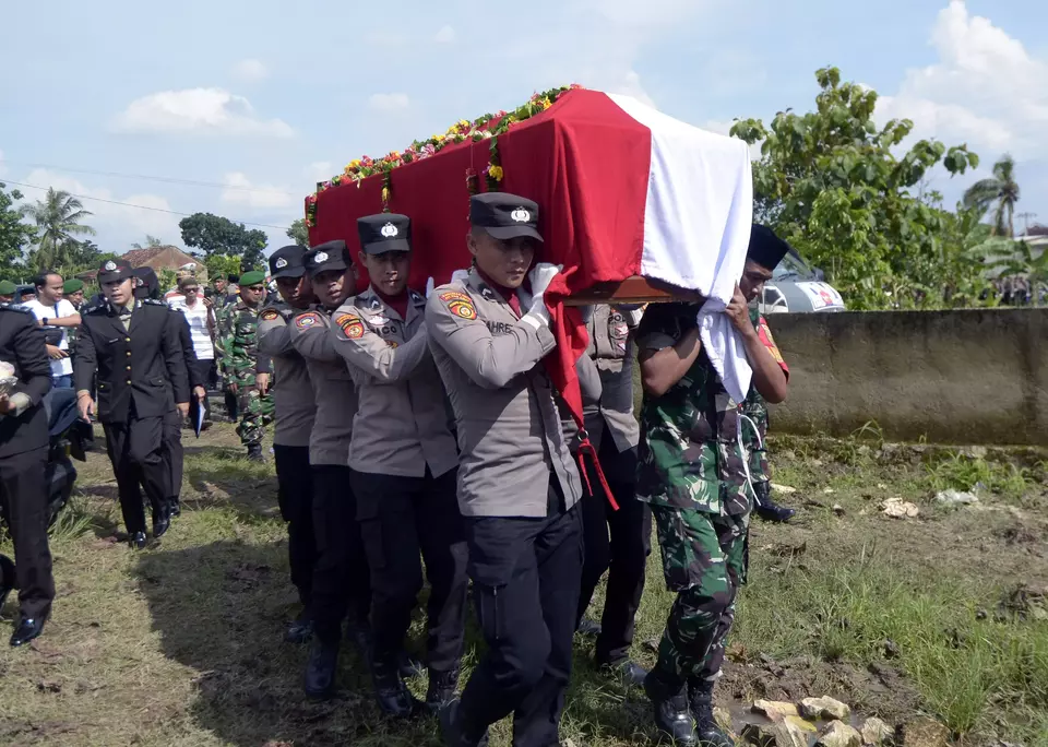 Image Credit Ardiansyah/Antara - Sejumlah anggota TNI-Polri mengusung jenazah Bripda M Ghalib Surya Ganta saat akan dimakamkan di Bandar, Lampung, Lampung, Selasa 18 Maret 2025.