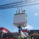 Wali Kota Depok, Supian Suri saat memotong kabel fiber optik di Jalan Komjen Pol M Jasin, Depok. (Liputan6/Dicky Agung Prihanto)
