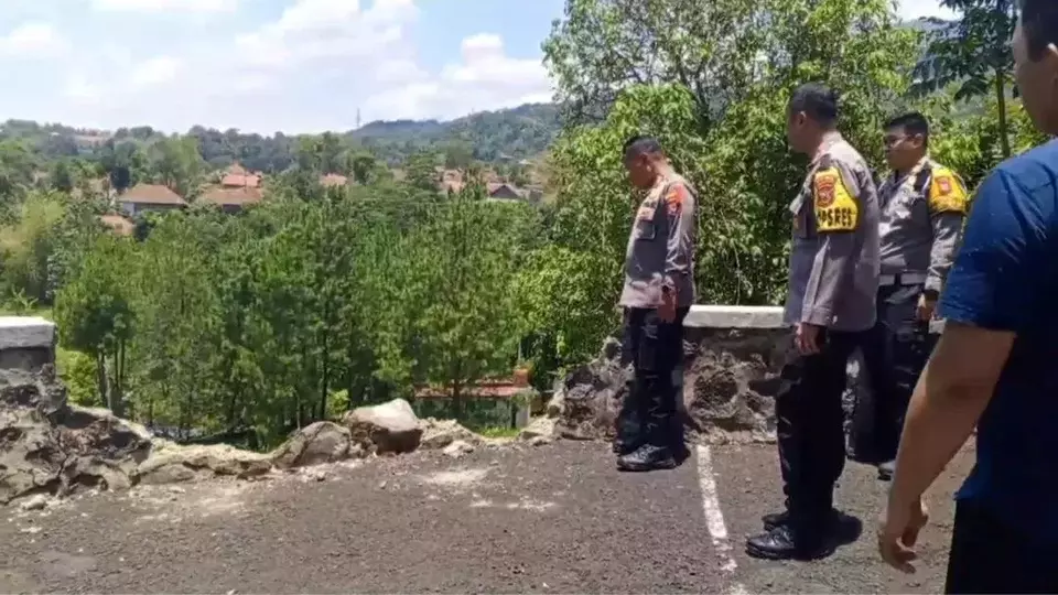 Image CRedit Candra Kurnia/Beritasatu - Kapolres Kuningan AKBP Willy Andrian meninjau lokasi kecelakaan maut di DH Garden, Kecamatan Cilimus, Kabupaten Kuningan, Jawa Barat, Senin 7 Oktober 2024.