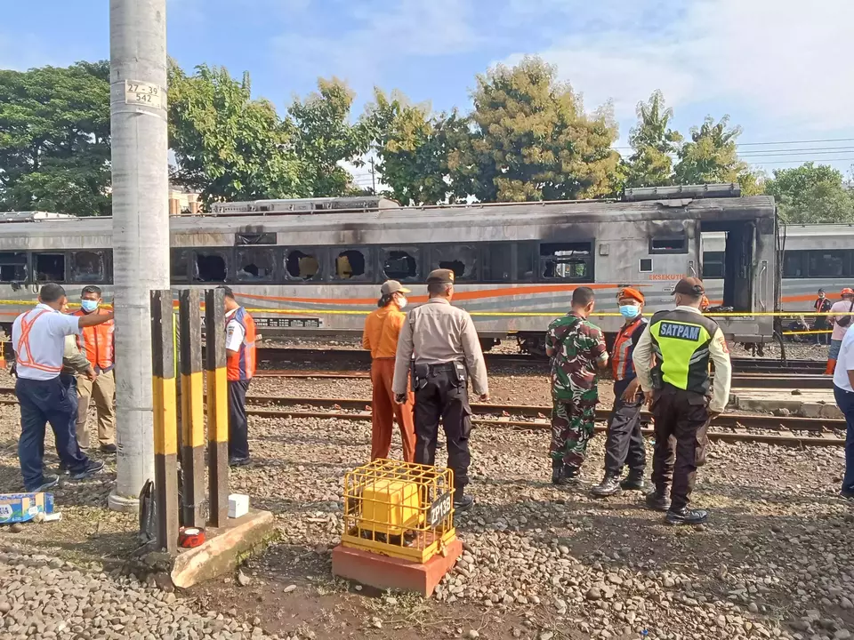 Image Credit Istimewa - Pembakaran tiga gerbong kereta di Stasiun Tugu Yogyakarta.