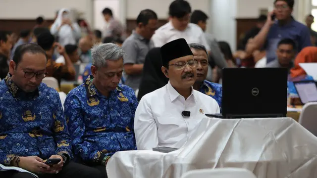 Menteri Sosial Saifullah Yusuf (Gus Ipul) saat menghadiri Pembahasan dan Klarifikasi Usulan Penyelenggaraan Sekolah Rakyat dari pemerintah daerah dan perguruan tinggi di Gedung Konvensi Kompleks Taman Makam Pahlawan Kalibata, Jakarta.(IST)