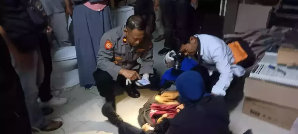 Image Credit Didik Fibrianto/Beritasatu - Jenazah karyawan Rumah Sakit Universitas Brawijaya yang meninggal gantung diri toilet gudang tengah dievakuasi.