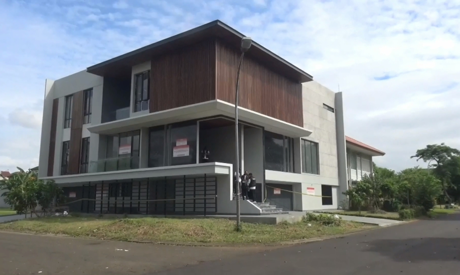 Image Credit Ist - Rumah mewah milik tersangka kasus penipuan investasi robot trading Net89 di Perumahan Narada, Alam Sutera, Kecamatan Serpong Utara, Tangerang Selatan yang disita Bareskrim Polri, Senin (30/12/2024).