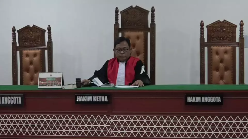 Image Credit Rino Fajar Setiawan/Beritasatu - Hakim yang bertugas di Pengadilan Negeri Kelas 1A Khusus Kota Bekasi mengenakan pita putih pada Senin, 7 Oktober 2024 sebagai simbol dukungan Solidaritas Hakim Indonesia.