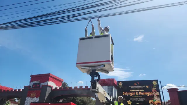 Wali Kota Depok, Supian Suri saat memotong kabel fiber optik di Jalan Komjen Pol M Jasin, Depok. (Liputan6/Dicky Agung Prihanto)