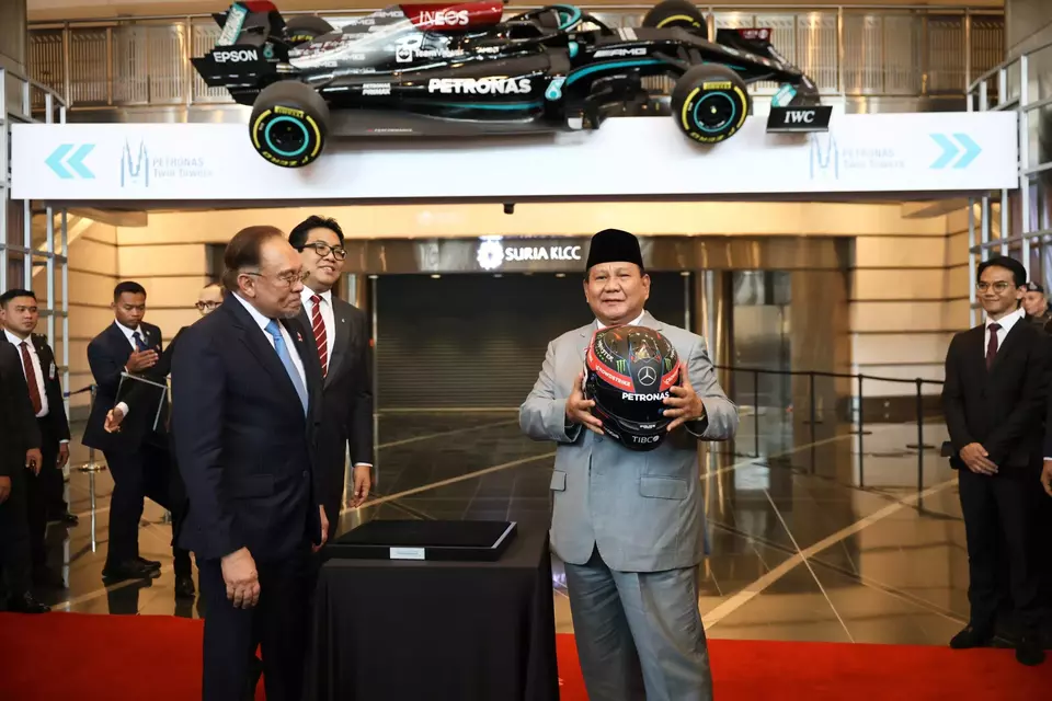 Image Credit Istimewa - Presiden Prabowo Subianto diberikan helm tim Mercedes AMG Petronas F1 oleh PM Malaysia Anwar Ibrahim di Menara Kembar Petronas, Kuala Lumpur, Senin, 27 Januari 2025.