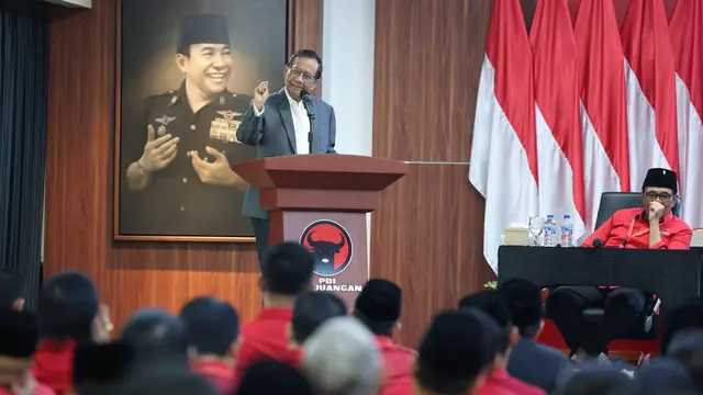 Eks Menteri Koordinator Bidang Politik, Hukum, dan Keamanan (Menko Polhukam) Mahfud Md saat memberi pembekalan terhadap kepala atau wakil kepala daerah yang berstatus kader PDIP di Sekolah Partai, Jakarta Selatan Sabtu (17/5/2025). (Tim Media PDIP).