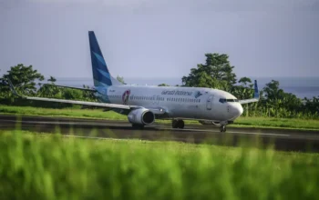 Image Credit Andri Saputra/Antara - Pesawat Garuda bersiap lepas landas di Bandara Sultan Babullah Ternate, Maluku Utara, Kamis, 28 November 2024.