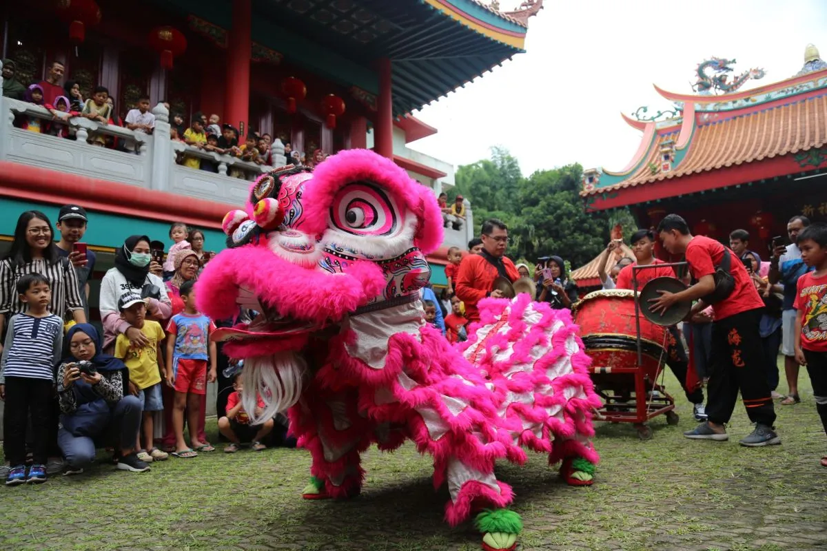 Image Credit HO/Antara - Pertunjukan barongsai di Taman Mini Indonesia Indah (TMII). Pengelola TMII mengadakan Festival Pecinan sejak 24 Januari 2025 hingga 2 Februari 2025 guna memeriahkan perayaan Tahun Baru Imlek 2576 Kongzili.