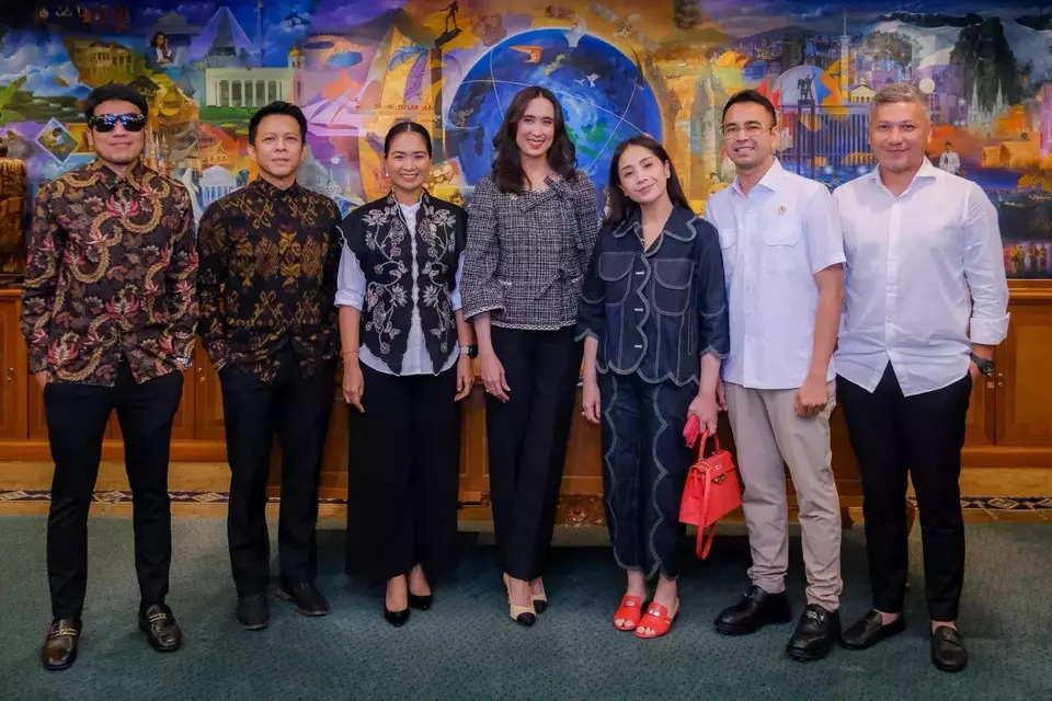 Image Credit Birkom Kemenpar - Menpar Widiyanti Putri Wardhana, Wamenpar Ni Luh Enik Ermawati, Raffi Ahmad, Nagita Slavina, Dedi Mahendra Desta, Ariel, dan Gading Marten di gedung Sapta Pesona, Kementerian Pariwisata, Jakarta, Kamis 30 Januari 2025.