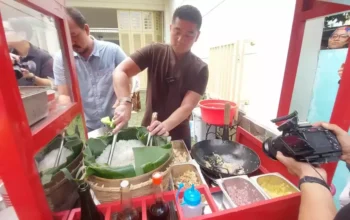 Image Credit Wijayanti Putri/Beritasatu - Chef Arnold Poernomo memasak nasi goreng di kediaman Jokowi di Solo, Jawa Tengah, Sabtu 8 Februari 2025.