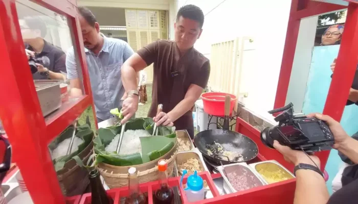 Chef Arnold Poernomo Kejutkan Warga dengan 100 Porsi Nasi Goreng Gratis di Kediaman Jokowi, Akan Masak 1.000 Porsi Saat Ramadan