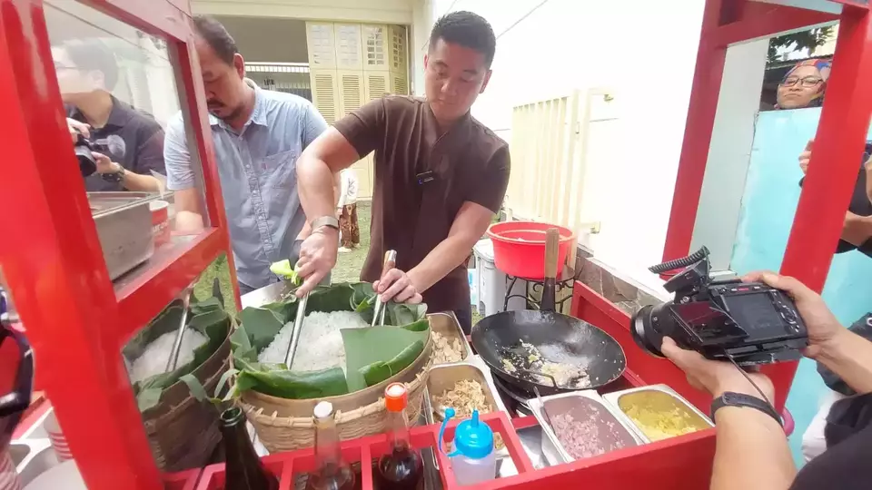 Image Credit Wijayanti Putri/Beritasatu - Chef Arnold Poernomo memasak nasi goreng di kediaman Jokowi di Solo, Jawa Tengah, Sabtu 8 Februari 2025.