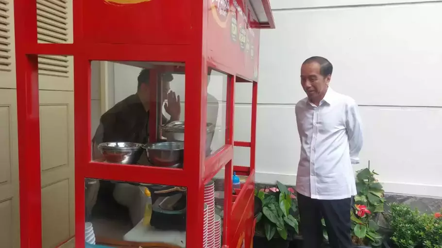 Image Credit Wijayanti Putri/Beritasatu - Presiden ke-7 RI, Joko Widodo (Jokowi) melihat chef Arnold memasak nasi goreng di depan kediamannya Kota Solo, Sabtu, 8 Februari 2025.