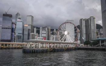 Image Credit Dhemas Reviyanto/Antara - Lanskap kota terlihat dari kapal wisata saat menyusuri kawasan Pelabuhan Victoria (Victoria Harbour) di Hong Kong.