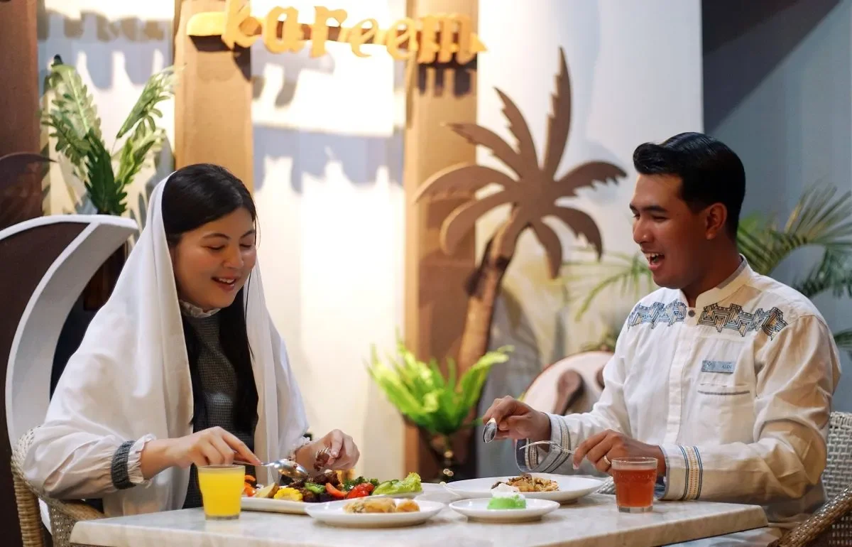 Image Credit Naufal Ammar Imaduddin/Antara - Pengunjung menikmati hidangan menu buka puasa Ramadhan di Grand Darmo Suite Surabaya, Minggu (2/3/2025).