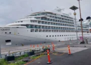 Image Credit Abdul Fatah/Antara - Sebanyak 150 wisatawan mancanegara berlayar dengan kapal pesiar mewah Seabourn Quest mengunjungi Kedaton Kesultanan Ternate, Kamis (6/3/2025).