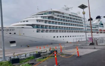 Image Credit Abdul Fatah/Antara - Sebanyak 150 wisatawan mancanegara berlayar dengan kapal pesiar mewah Seabourn Quest mengunjungi Kedaton Kesultanan Ternate, Kamis (6/3/2025).