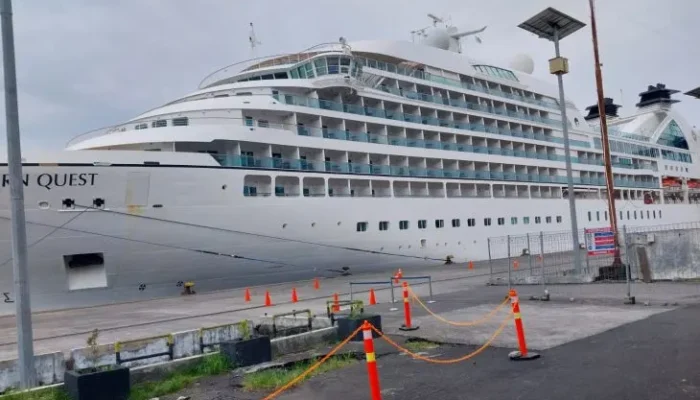 150 Wisatawan Kapal Pesiar Seabourn Quest Kunjungi Kedaton Kesultanan Ternate