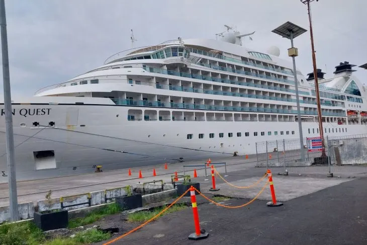 Image Credit Abdul Fatah/Antara - Sebanyak 150 wisatawan mancanegara berlayar dengan kapal pesiar mewah Seabourn Quest mengunjungi Kedaton Kesultanan Ternate, Kamis (6/3/2025).