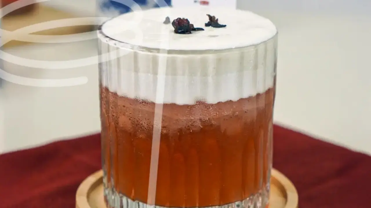 Image Credit Cookpad/ @richsindonesia - Resep yuzu rosella tea foam.