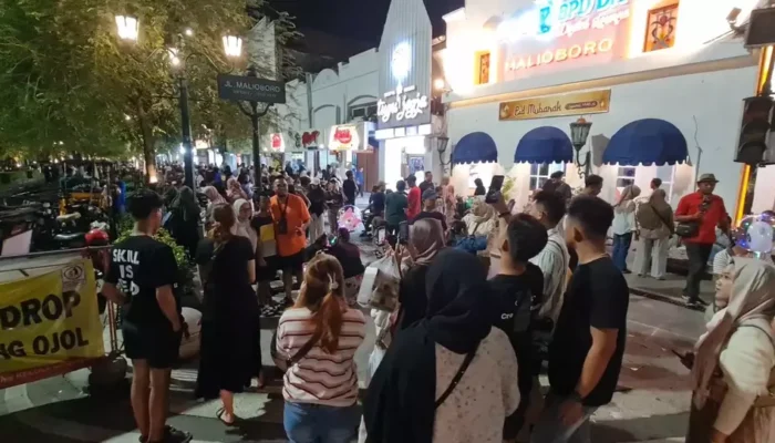 Malioboro Dipadati Wisatawan Saat Libur Panjang Paskah, Oleh-Oleh dan Foto Baju Adat Jadi Incaran