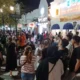Libur panjang Paskah, Malioboro Yogyakarta diserbu ribuan wisatawan. Mereka berburu oleh-oleh, bakpia hingga batik, sambil nikmati suasana Yogya yang romantis. (Beritasatu/Olena Wibisana)