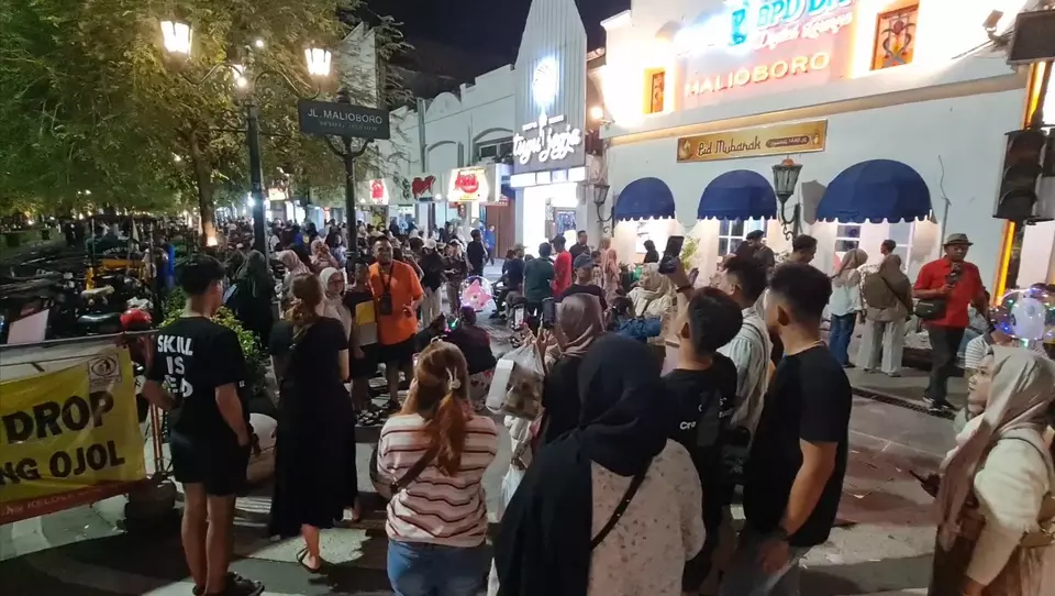 Libur panjang Paskah, Malioboro Yogyakarta diserbu ribuan wisatawan. Mereka berburu oleh-oleh, bakpia hingga batik, sambil nikmati suasana Yogya yang romantis. (Beritasatu/Olena Wibisana)