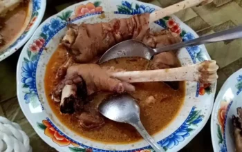 Gulai kikil kambing legendaris di Kediri, Jawa Timur. (Beritasatu/Mohammad Muajijin)