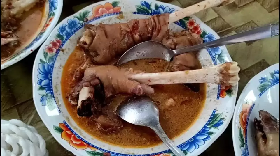 Gulai kikil kambing legendaris di Kediri, Jawa Timur. (Beritasatu/Mohammad Muajijin)