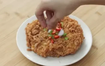 Cara Masak Telur Barendo Khas Padang yang Krispi ala Chef Devina Hermawan. (Dok: YouTube )